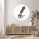 Runder Wandsticker mit kunstvollem Tintenfisch-Design in einem modern eingerichteten Boho-Wohnzimmer mit natürlichen Holzelementen.