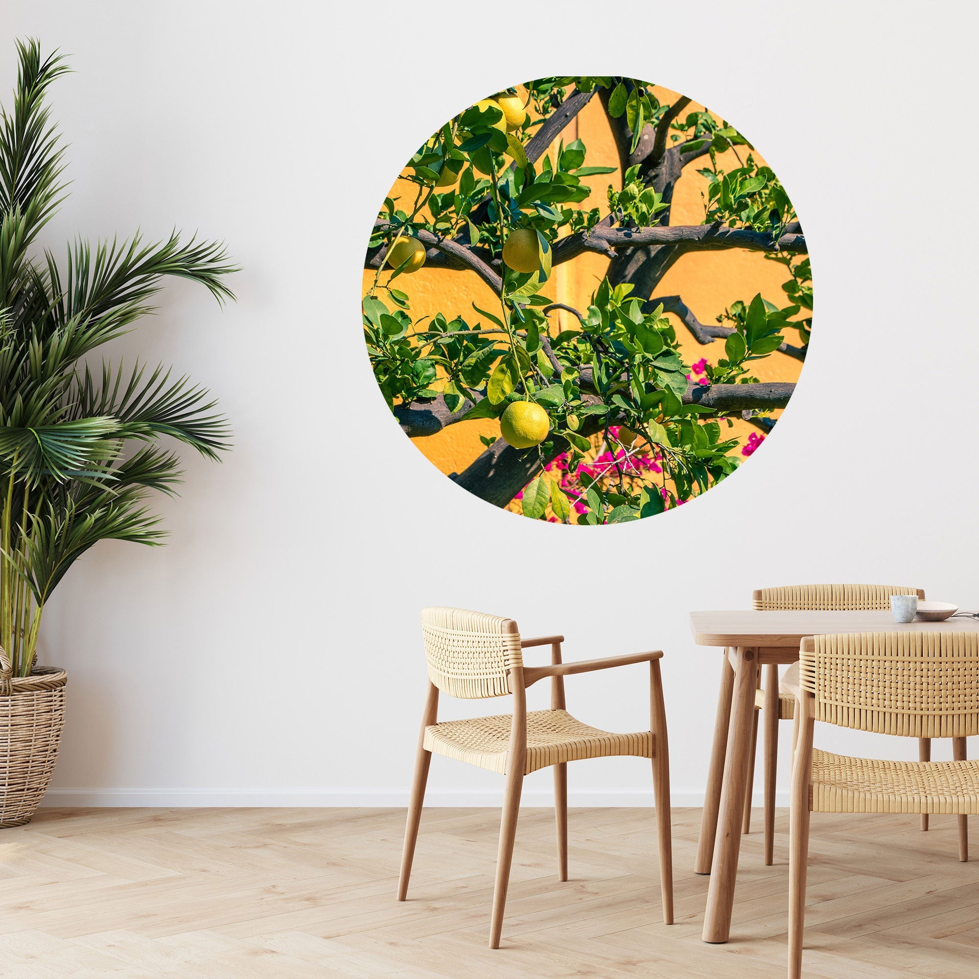 Rundes Wandbild mit mediterranem Zitronenbaum vor einer warmen, gelben Wand – perfekte Deko für einen Hauch von Sommer.