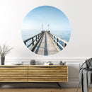 Großansicht eines runden Wandaufklebers mit einem Motiv vom Steg in der Nordsee. Das Bild schafft einen 3D Effekt und sorgt für eine Tiefe. Als Dekoidee ist es an einer weissen Wand verklebt über einer Kommode.