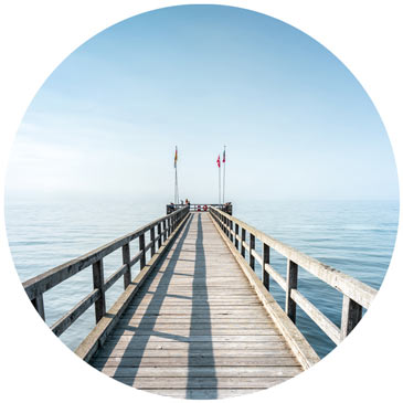 Großansicht eines runden Wandaufklebers mit einem Motiv vom Steg in der Nordsee. Das Bild schafft einen 3D Effekt und sorgt für eine Tiefe. 