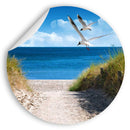 Großansicht eines runden Wandaufklebers mit einem Motiv am Strand mit Möwen. Das Bild schafft einen 3D Effekt und sorgt für eine Tiefe. An einer Ecke ist es etwas aufgerollt.