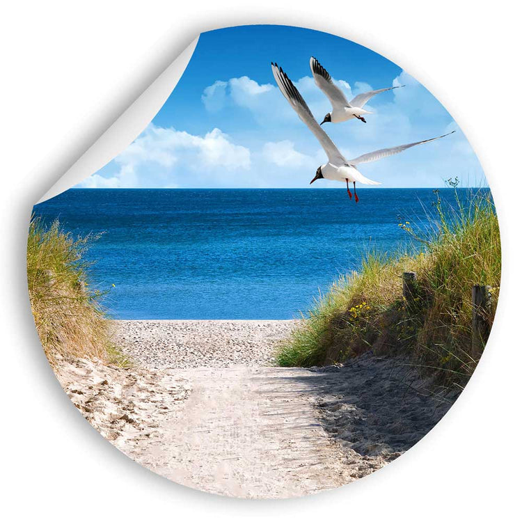 Großansicht eines runden Wandaufklebers mit einem Motiv am Strand mit Möwen. Das Bild schafft einen 3D Effekt und sorgt für eine Tiefe. An einer Ecke ist es etwas aufgerollt.