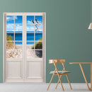 Moderner Essbereich mit Blickfang für Ihre Wohndekoration. Wandaufkleber Flügeltür mit Fenster, mit optischer Täuschung und Ausblick auf die wunderschöne "Ostsee mit Möwen". Hier an einer grünen Wand in einem Esszimmer.