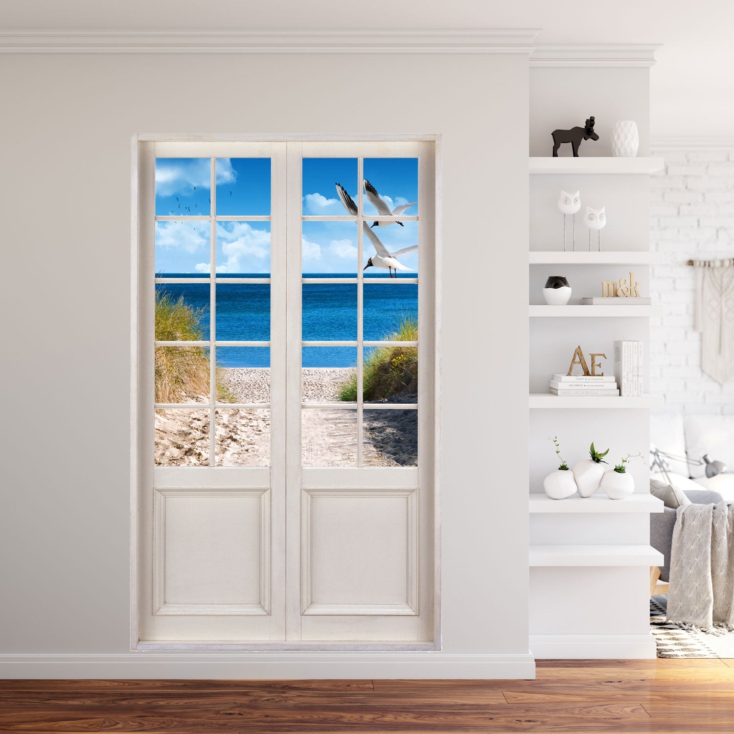 Modernes Wohnzimmer mit Innendekoration Wandtattoo, Terrassentür 120x200cm Größe und Ausblick in die wunderbare Natur der "Ostsee mit Möwen". Neben einem Bücherregal verklebt.