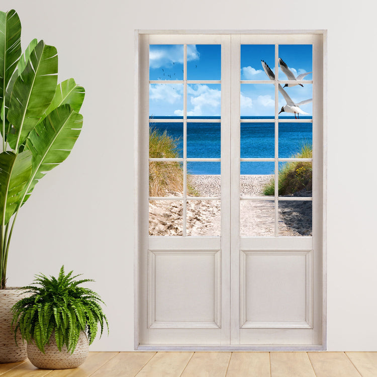 Wandtattoo Klebetapete mit Motiv einer Glastür in die Natur mit den Maßen 120x200cm. Hier das Motiv: "Ostsee mit Möwen" an einer Wand verklebt neben Zimmerpflanzen.