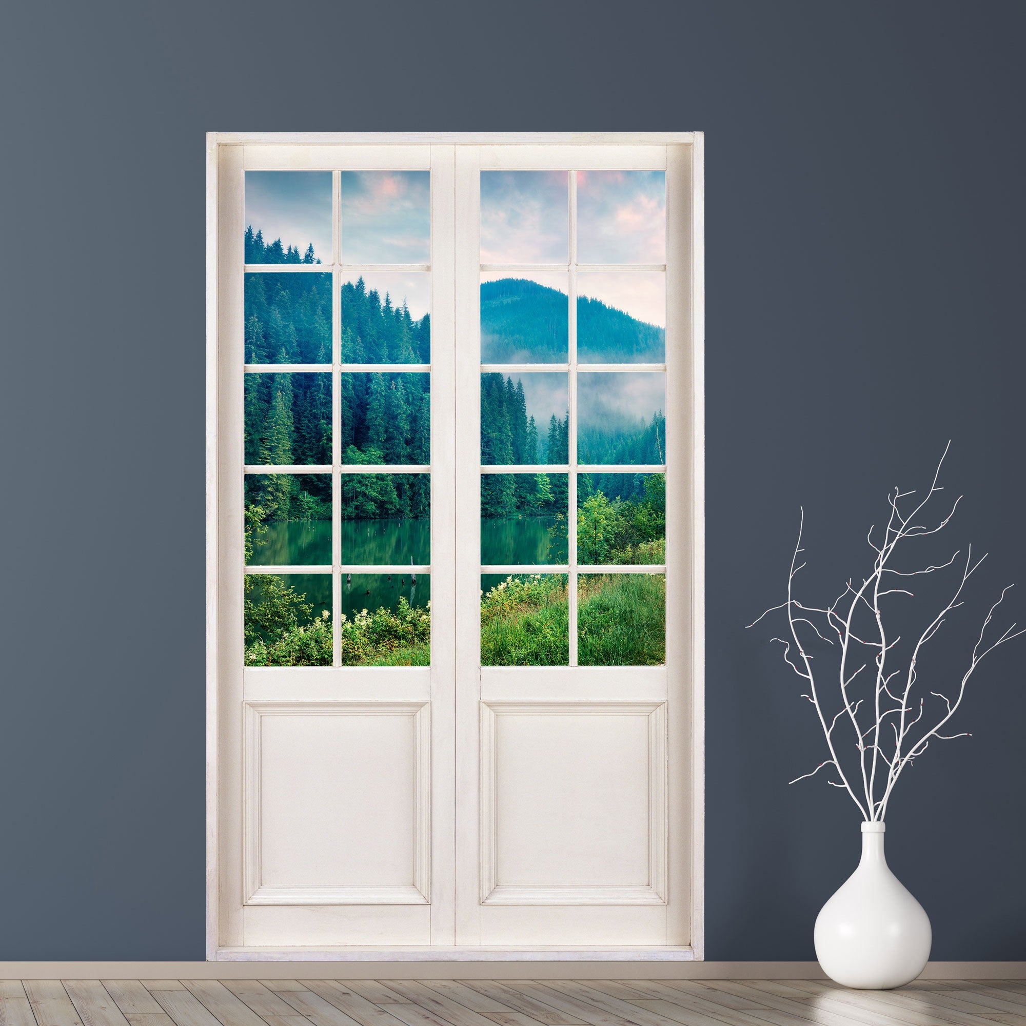 Glas-Tür ins Grüne, selbstklebende Wandtapete mit Blick auf "See am Tannenwald" an einer grauen Wand neben einer Bodenvase verklebt.