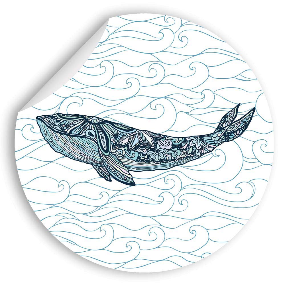Runder Wandsticker mit kunstvollem Wal-Motiv und Wellenmuster. Die selbstklebende Folie eignet sich perfekt zur Wanddekoration – printmondo.
