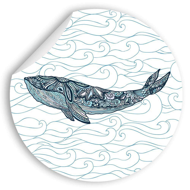 Runder Wandsticker mit kunstvollem Wal-Motiv und Wellenmuster. Die selbstklebende Folie eignet sich perfekt zur Wanddekoration – printmondo.