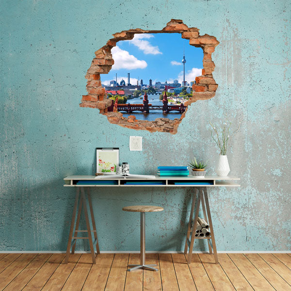 3D-Wandtattoo mit realistischem Backstein-Durchbruch, das die Berliner Oberbaumbrücke, die Spree und den Fernsehturm zeigt – dekorativ in einem modern eingerichteten Arbeitszimmer.