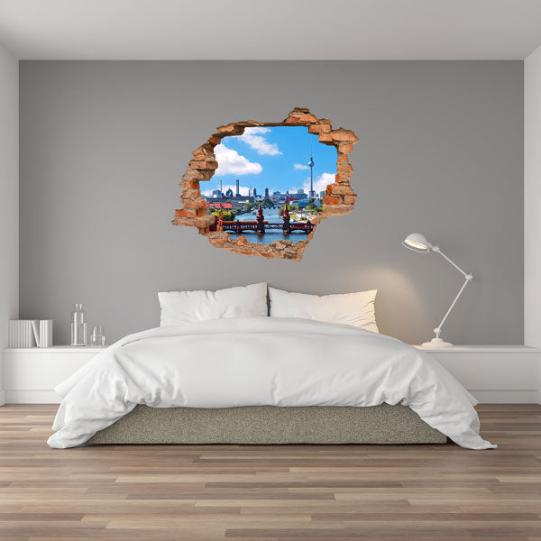 3D-Wandtattoo mit Backstein-Durchbruch, das die Berliner Oberbaumbrücke, die Spree und den Fernsehturm zeigt – stilvolle Wanddekoration über einem modernen Bett im Schlafzimmer.