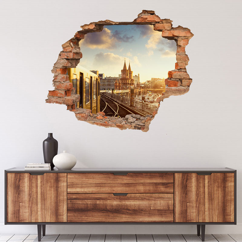 Modernes Interieur mit Holz-Sideboard und 3D-Wandtattoo, das eine Berliner U-Bahn auf der Oberbaumbrücke bei Sonnenuntergang zeigt – urbanes Flair trifft auf stilvolle Einrichtung.