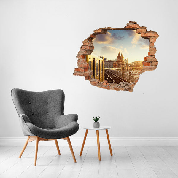 Moderne Wohnzimmerdekoration mit 3D-Wandtattoo, das eine Berliner U-Bahn und die Oberbaumbrücke zeigt – stilvolles Wanddesign mit urbanem Flair.