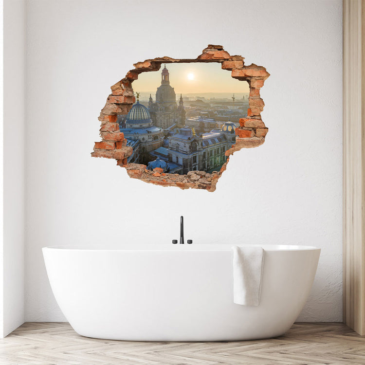 Modernes 3D-Wandtattoo mit Backstein-Effekt, das eine beeindruckende Aussicht auf die Dresdner Frauenkirche bei Sonnenuntergang zeigt. Stilvoll angebracht über einer freistehenden Badewanne in einem minimalistischen Badezimmer.