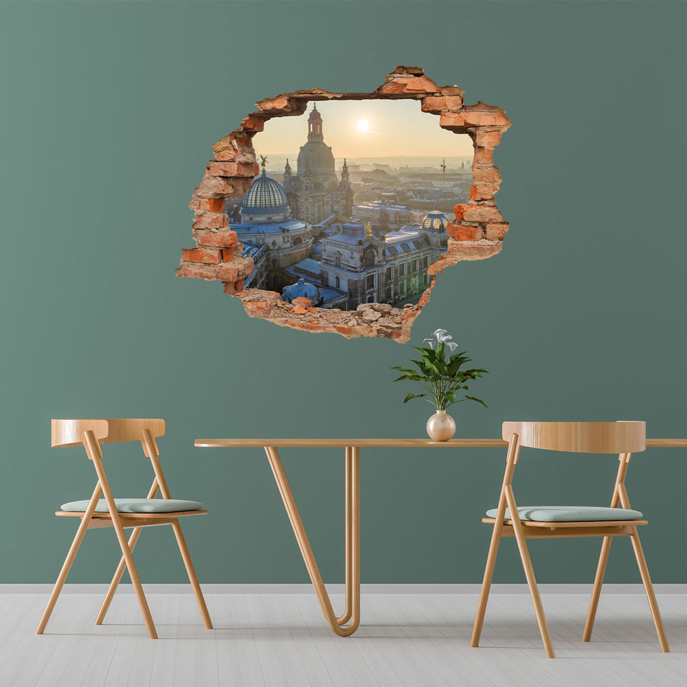 Modernes 3D-Wandtattoo mit Backstein-Effekt, das eine eindrucksvolle Sicht auf die Dresdner Frauenkirche und die Altstadt zeigt, perfekt integriert in eine stilvolle Wohnzimmereinrichtung mit Holzmöbeln und grüner Wandfarbe.