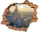 3D-Wandtattoo mit Backstein-Optik, das eine beeindruckende Ansicht der Dresdner Frauenkirche und der historischen Altstadt bei Sonnenaufgang zeigt, perfekt für eine stilvolle Wandgestaltung.
