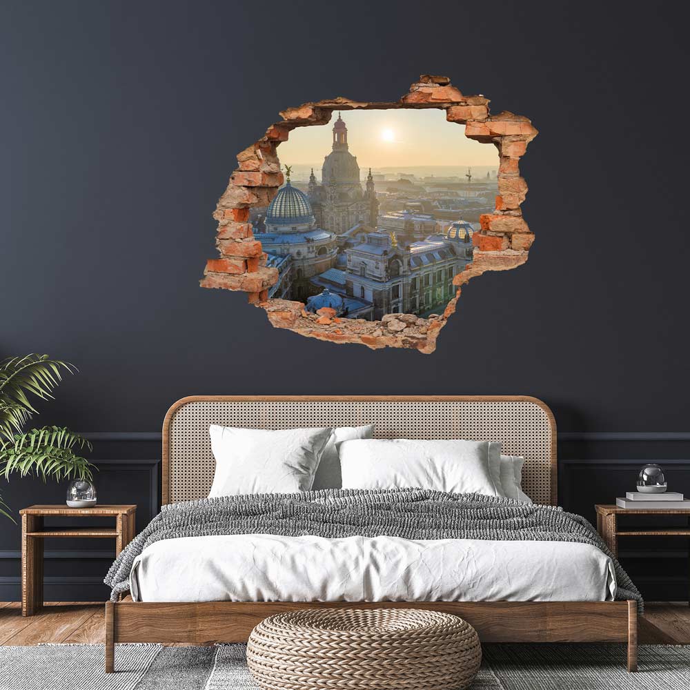 Modernes 3D-Wandtattoo mit Backstein-Effekt, das eine eindrucksvolle Aussicht auf die Dresdner Frauenkirche bei Sonnenuntergang zeigt. Perfekt platziert über einem stilvollen Bett in einem gemütlichen Schlafzimmer.