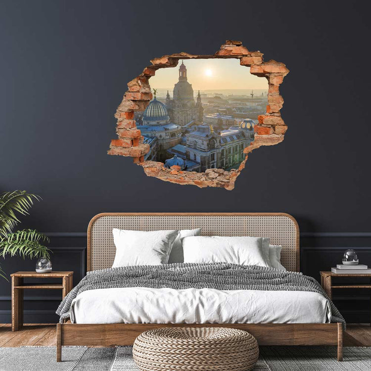 Modernes 3D-Wandtattoo mit Backstein-Effekt, das eine eindrucksvolle Aussicht auf die Dresdner Frauenkirche bei Sonnenuntergang zeigt. Perfekt platziert über einem stilvollen Bett in einem gemütlichen Schlafzimmer.