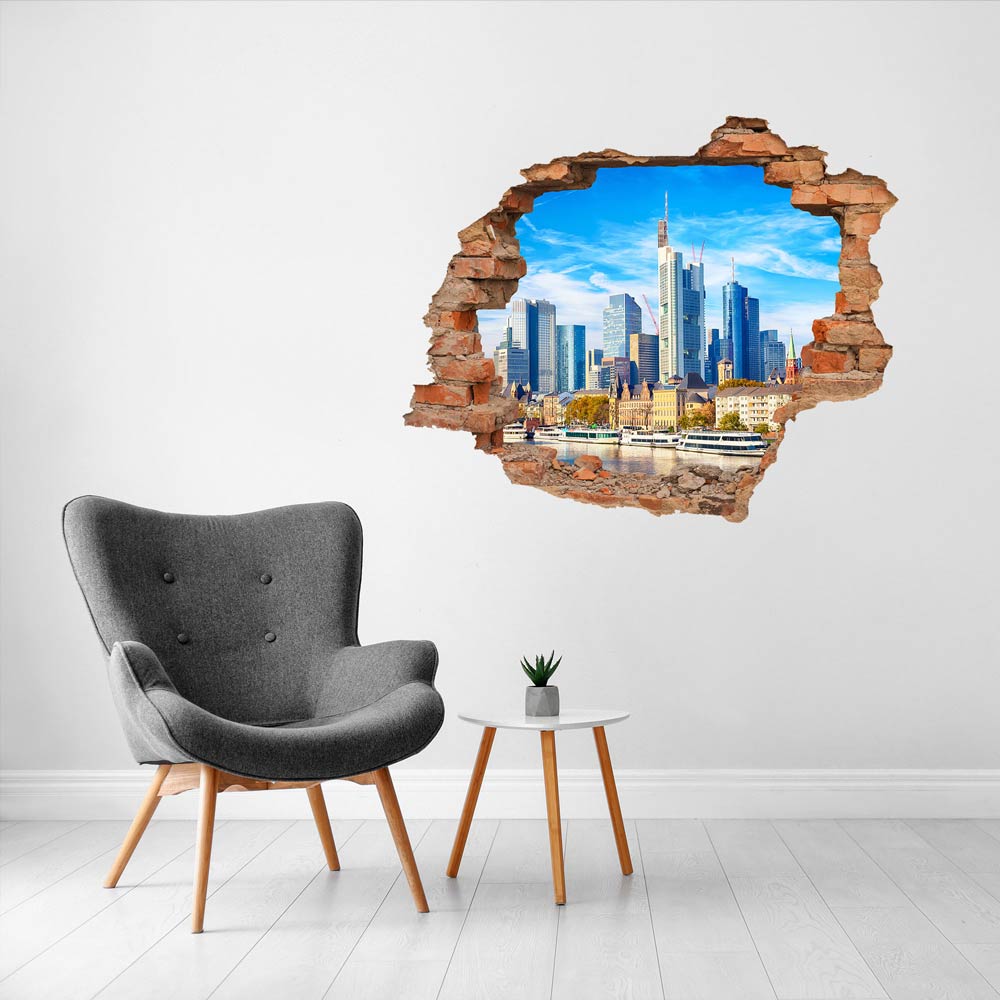 Modernes 3D-Wandtattoo mit Backstein-Effekt im Wohnzimmer, das einen realistischen Blick auf die Skyline von Frankfurt am Main bietet. Perfekte Wanddekoration für ein stilvolles Ambiente.