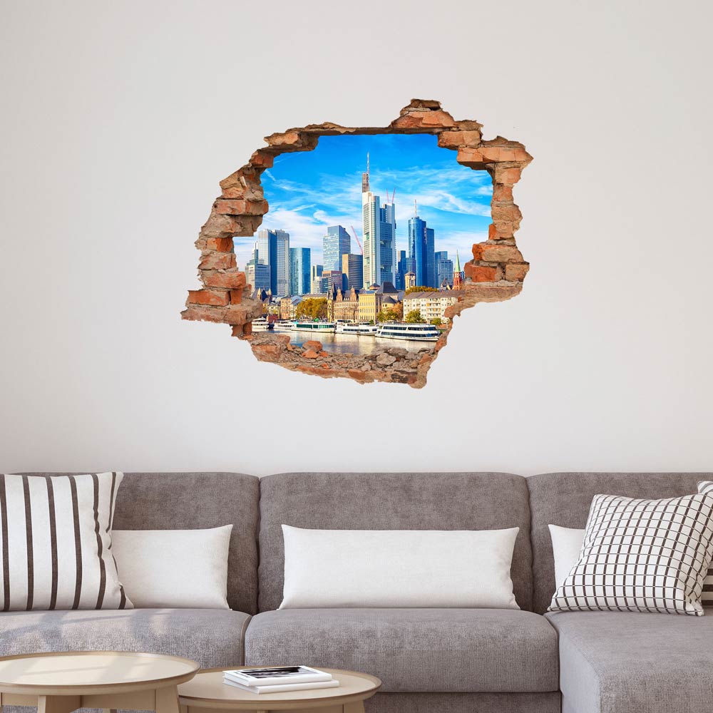 Stylisches 3D-Wandtattoo mit Backstein-Effekt im Wohnzimmer, das einen realistischen Blick auf die beeindruckende Skyline von Frankfurt am Main bietet. Ein urbanes Highlight für moderne Wohnräume.
