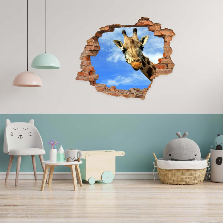 Wandaufkleber - Wanddurchbruch "Giraffe". An einer türkis-weissen Kinderzimmerwand verklebt. Darunter ist eine Sitzgruppe und Spielzeug.