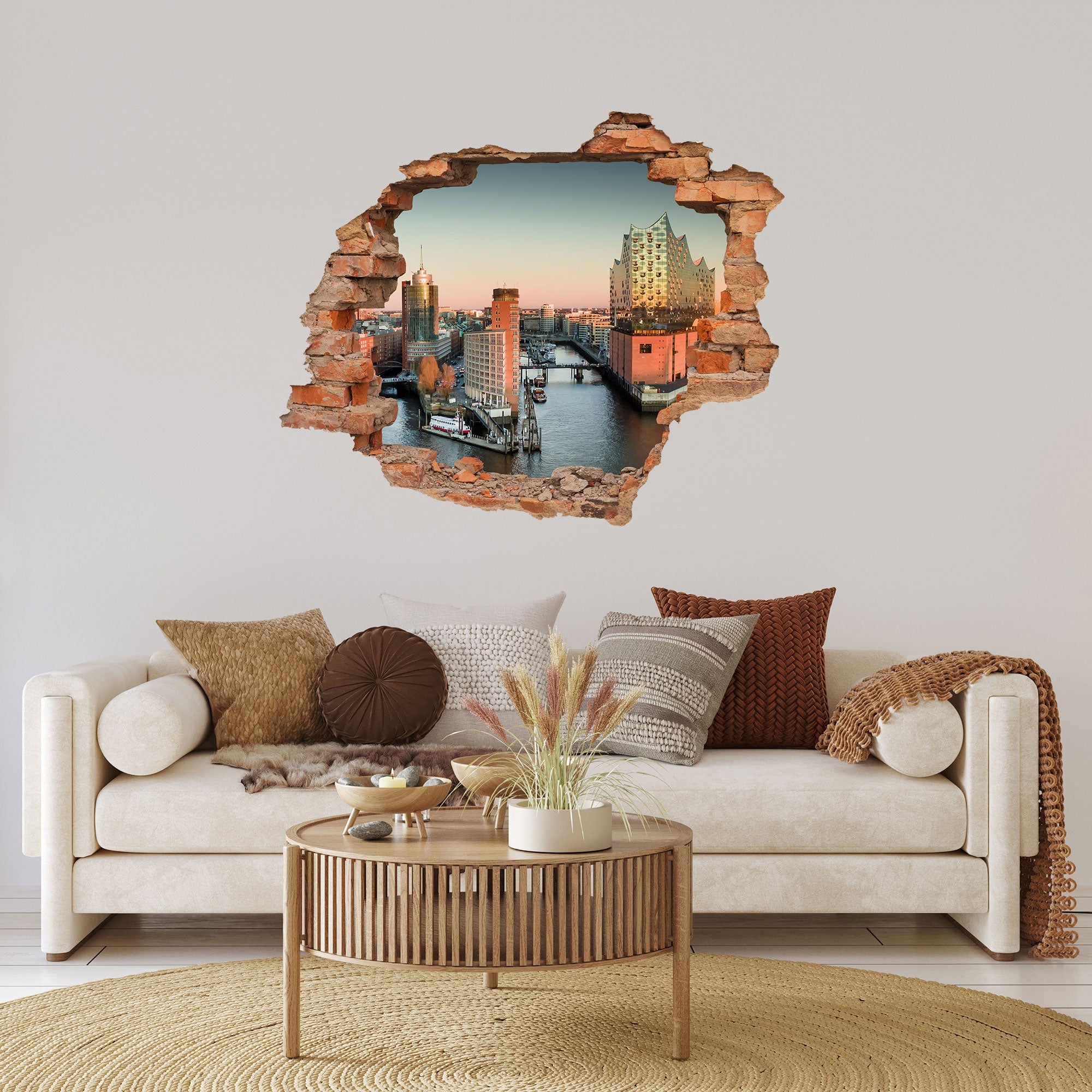 3D-Wandtattoo mit Backstein-Effekt und Blick auf die Elbphilharmonie in Hamburg, stilvoll in einem gemütlichen Wohnzimmer mit beigen und braunen Erdtönen integriert.

