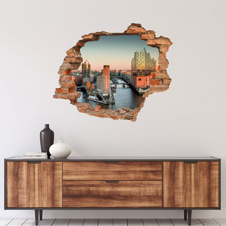 3D-Wandtattoo mit Backstein-Effekt und Blick auf die Elbphilharmonie in Hamburg, angebracht in einem stilvollen Wohnzimmer mit Holzkommode und minimalistischer Deko.