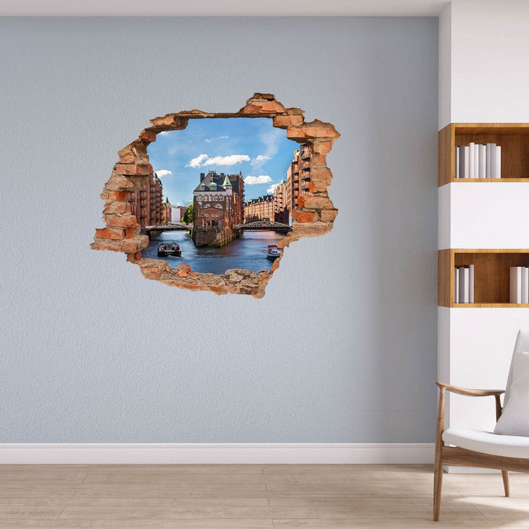 3D-Wandtattoo mit Backstein-Effekt, das einen realistischen Blick auf die Hamburger Speicherstadt mit Wasserwegen und historischen Gebäuden eröffnet, perfekt für Wohnzimmer oder Arbeitsräume.