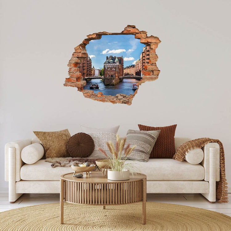 3D-Wandtattoo im Wohnzimmer mit Backstein-Optik, das eine realistische Ansicht der Hamburger Speicherstadt mit ihren Wasserwegen und historischen Gebäuden schafft, ideal für eine stilvolle Raumgestaltung.