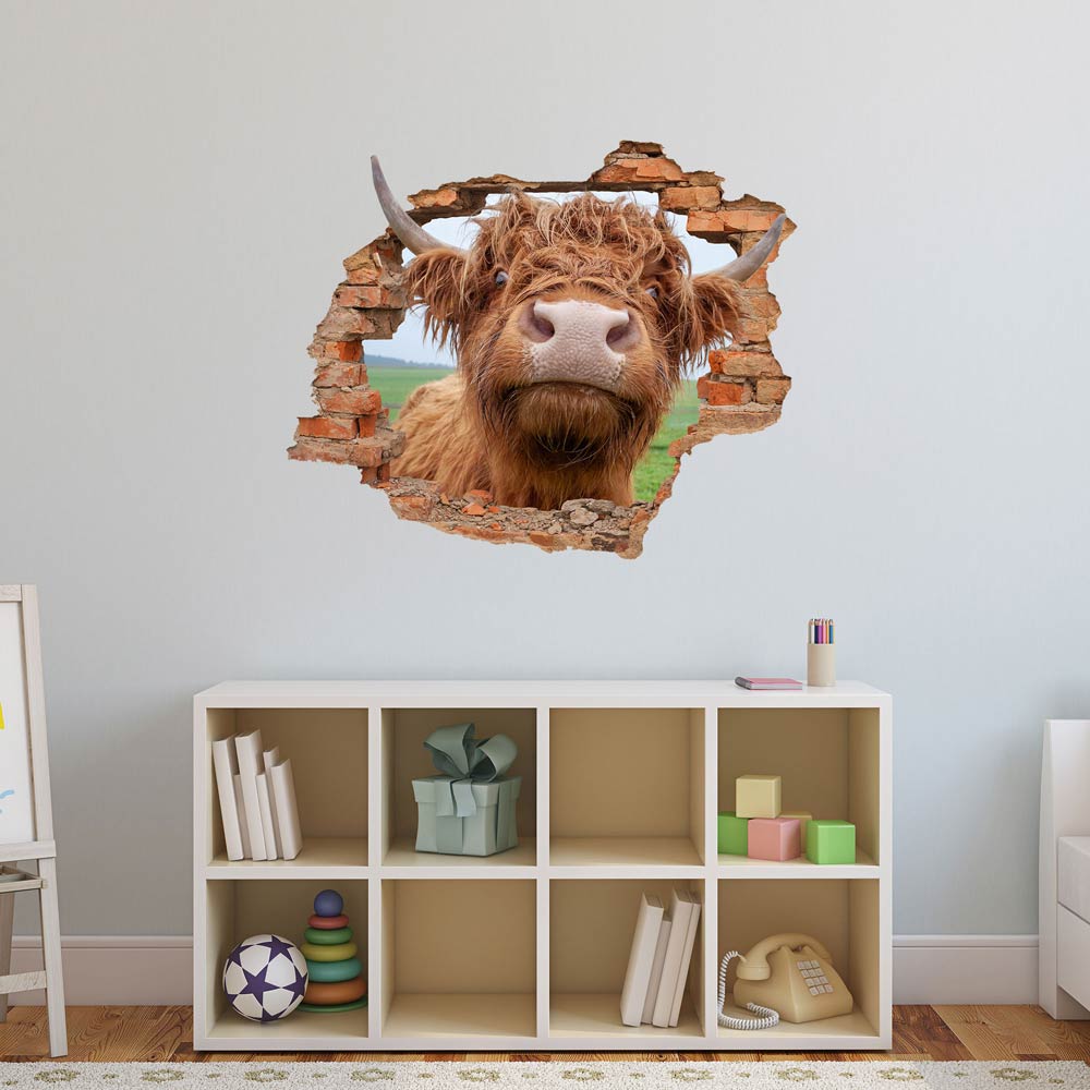 Wandaufkleber Wanddurchbruch "Hochlandrind" über Spielzeugregal im Kinderzimmer verklebt.