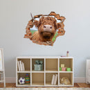 Wandaufkleber Wanddurchbruch "Hochlandrind" über Spielzeugregal im Kinderzimmer verklebt.
