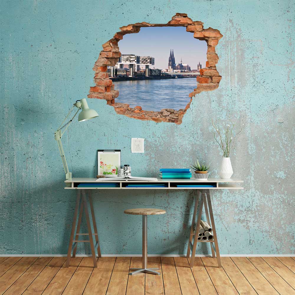 Stilvolles 3D-Wandtattoo mit Backstein-Optik in einem modernen Home-Office, das einen realistischen Blick auf den Kölner Dom und den Rhein eröffnet. Einzigartige Wandgestaltung für kreative Arbeitsräume.