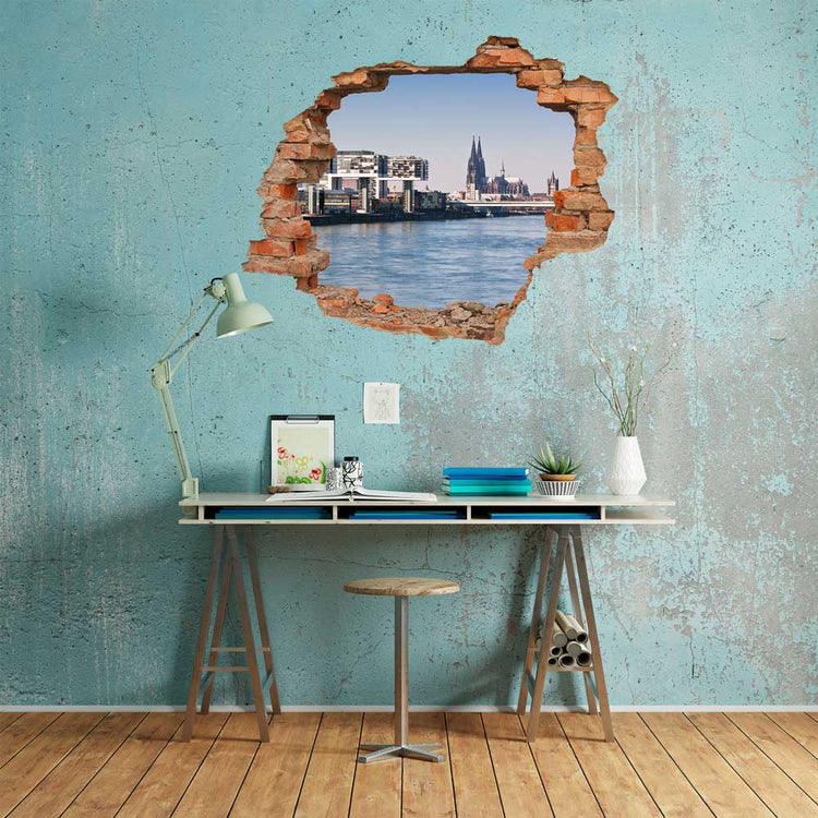 Stilvolles 3D-Wandtattoo mit Backstein-Optik in einem modernen Home-Office, das einen realistischen Blick auf den Kölner Dom und den Rhein eröffnet. Einzigartige Wandgestaltung für kreative Arbeitsräume.