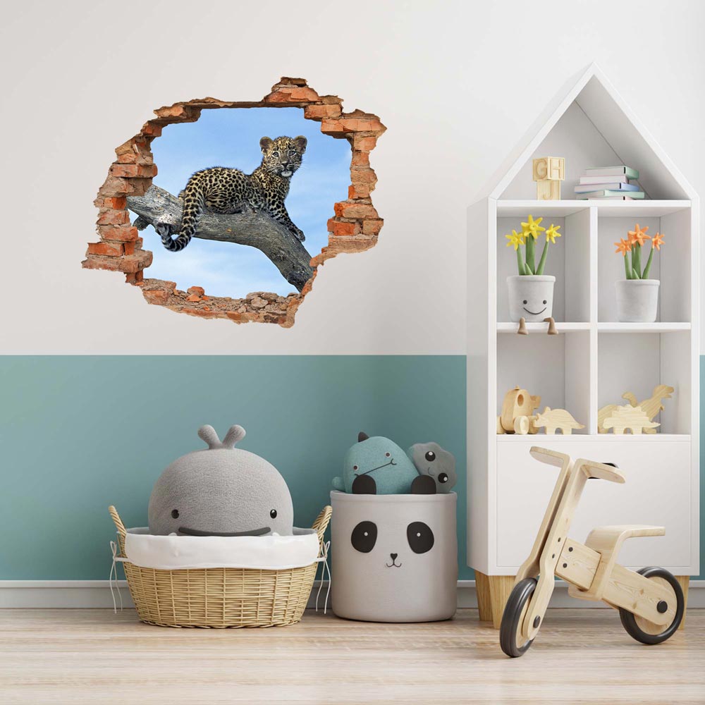 Wandtattoo - Mauerdurchbruch "Leopardenbaby" in einem Kinderzimmer an einer türkis-weissen Wand verklebt.