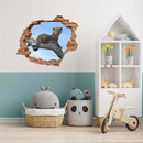 Wandtattoo - Mauerdurchbruch "Leopardenbaby" in einem Kinderzimmer an einer türkis-weissen Wand verklebt.
