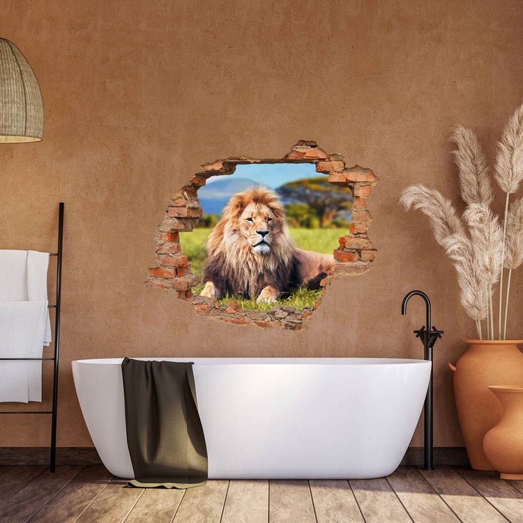 Wandtattoo Mauerdurchbruch Ziegel "Löwe" in modernem Boho-Badezimmer über der Badewanne an einer Steinwand.