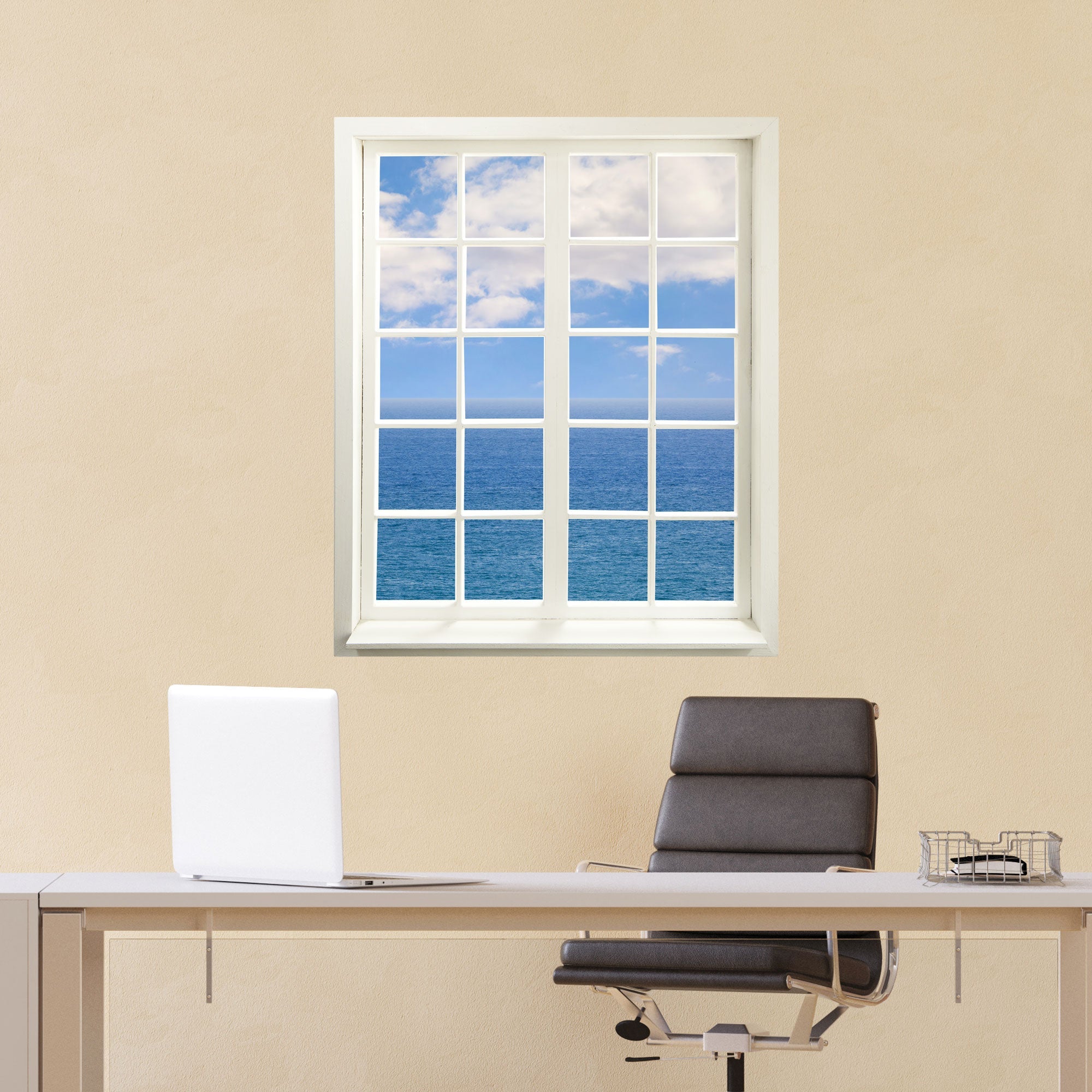 Selbstklebende Wandtapete in Form eines Fensters mit toller Landschafts-Fotografie "Meer und Wolken" an einer beigen Wand über dem Schreibtisch.