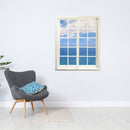 Gedrucktes Foto für Tapete und Möbel, mit einem Sprossenfenstermotiv "Meer und Wolken" an der Wand neben einem Sessel.
