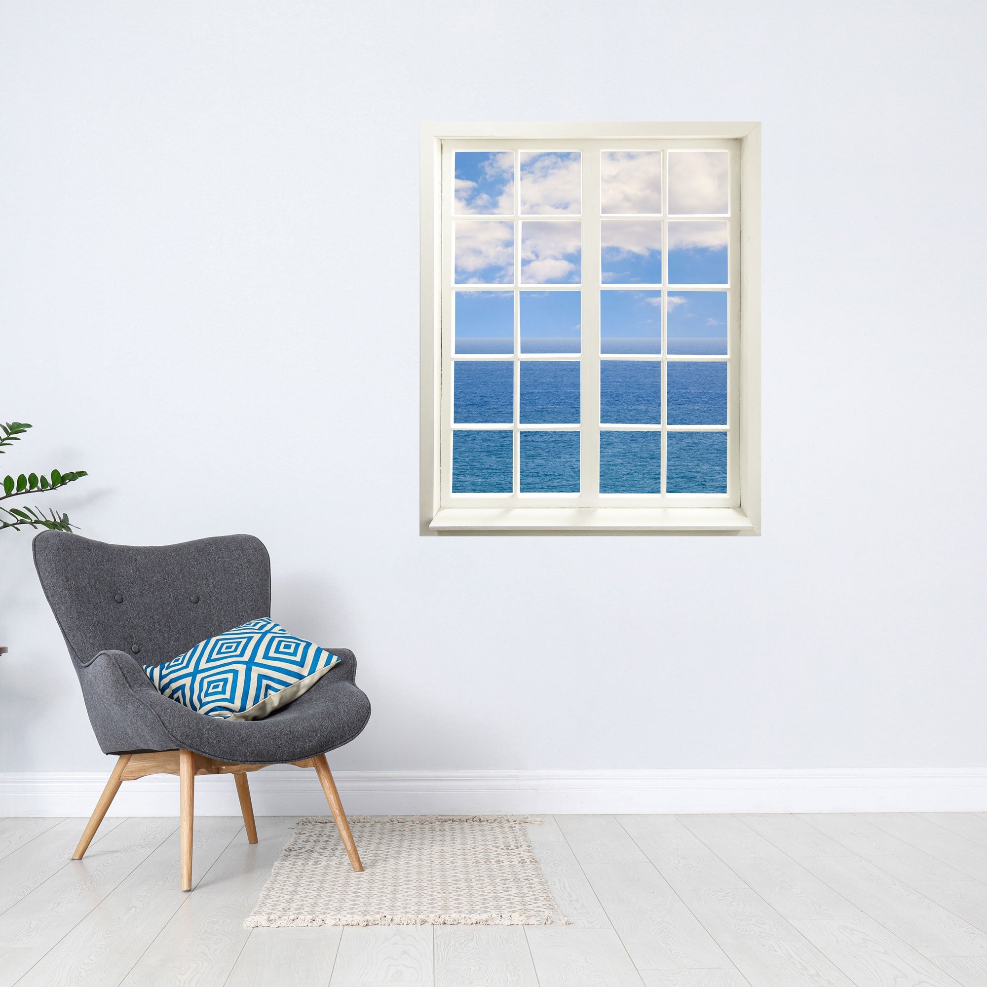 Gedrucktes Foto für Tapete und Möbel, mit einem Sprossenfenstermotiv "Meer und Wolken" an der Wand neben einem Sessel.
