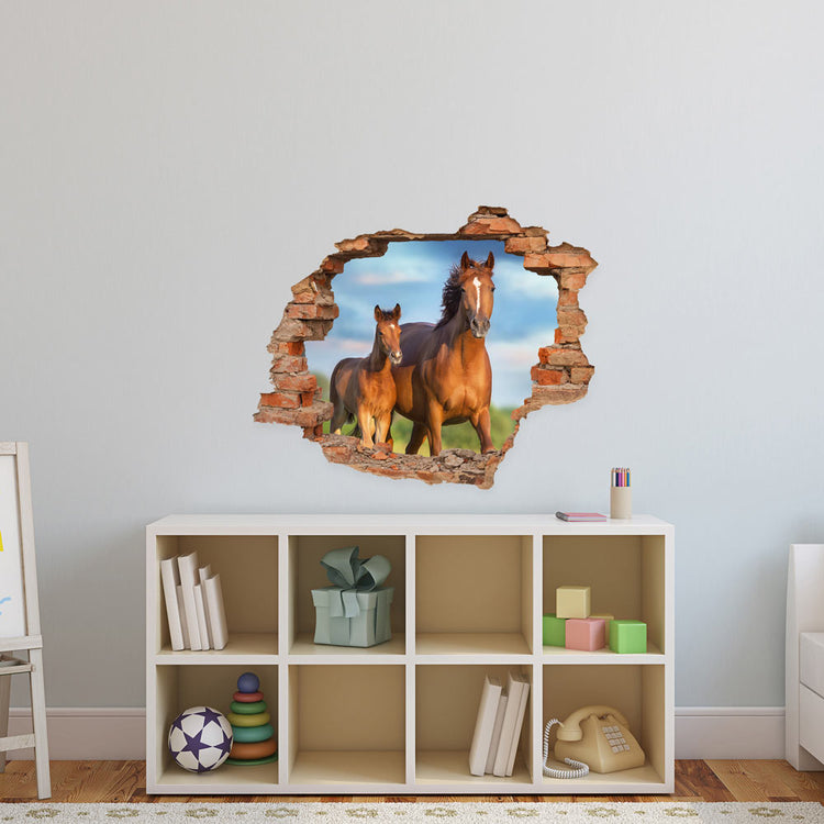 Wandtattoo - Wanddurchbruch "Pferd mit Fohlen" über einer Kommode im Kinderzimmer verklebt.