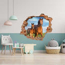 Wandtattoo - Wanddurchbruch "Pferd mit Fohlen" an einer türkis-weissen Wand im Kinderzimmer verklebt.