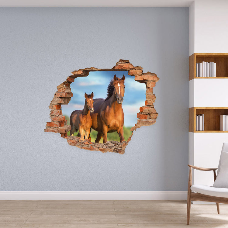 Wandtattoo - Wanddurchbruch "Pferd mit Fohlen" an einer grauen Wand neben einem Bücherregal verklebt.