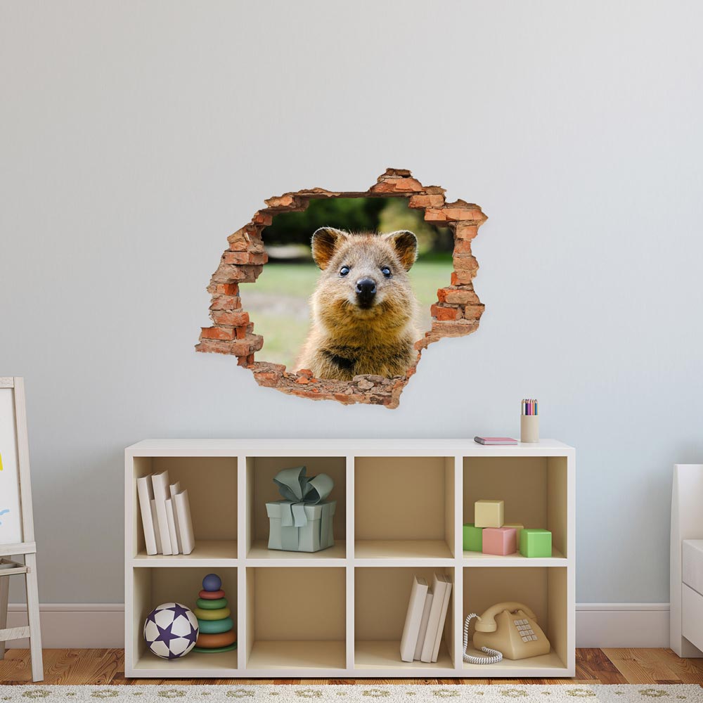 Wandtattoo - Wanddurchbruch "Quokka" über einem Spielzeugregal an der Wand verklebt.