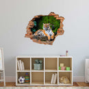 Wandtattoo Ziegelwand-Durchbruch mit dem Motiv: "Tiger" über einem Spielzeugregal im Kinderzimmer.