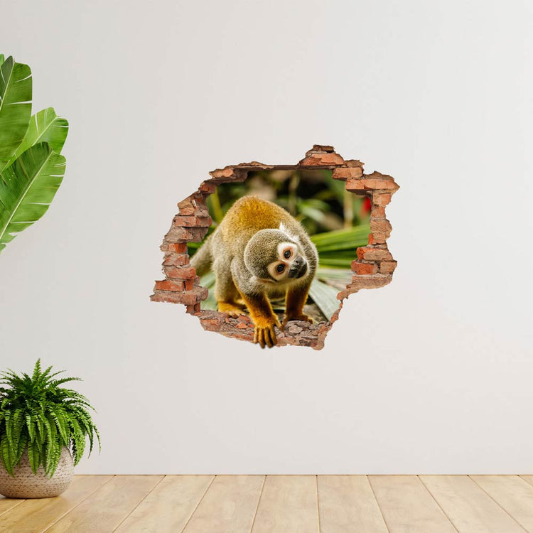 Wandtattoo - Wanddurchbruch "Affe" auf weißer Wand verklebt, neben großen Zimmerpflanzen.