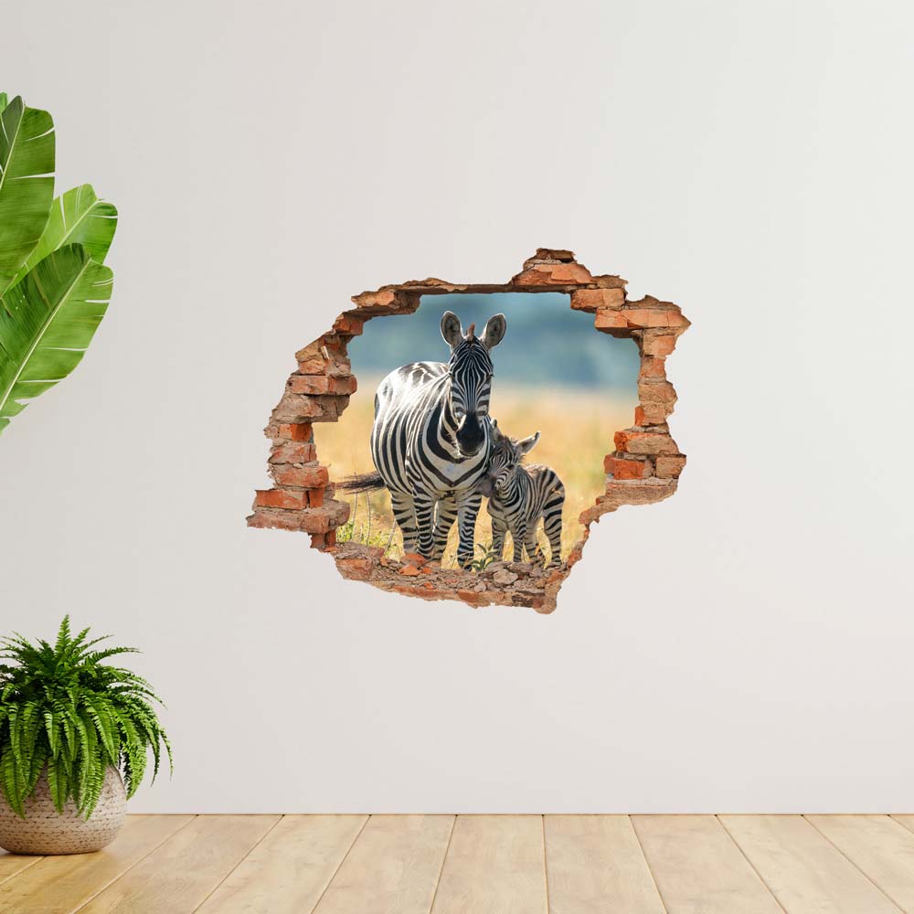 Wandtattoo - Wanddurchbruch "Zebra mit Fohlen" auf heller Wand verklebt neben großen Zimmerpflanzen.