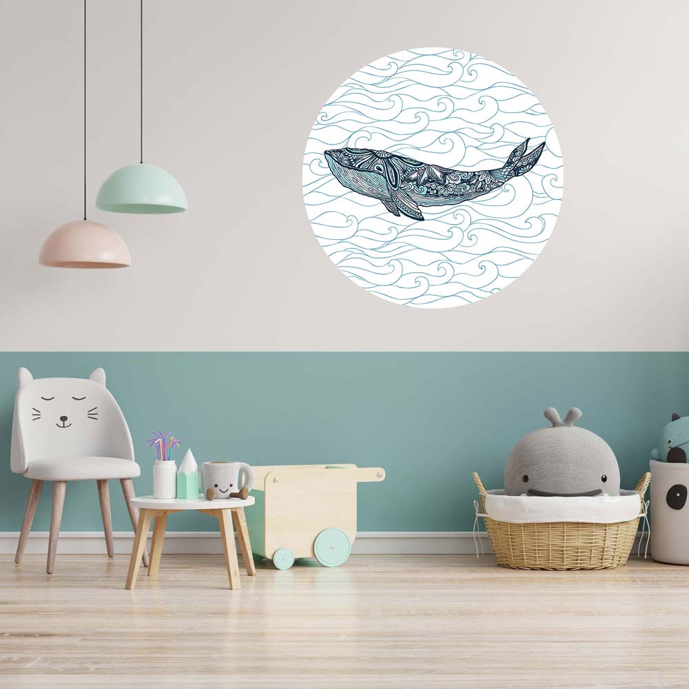 Maritimer Wandsticker mit stilisiertem Wal-Motiv auf Wellenhintergrund. Ideal als dekorative Wandgestaltung im Kinderzimmer oder Spielbereich.