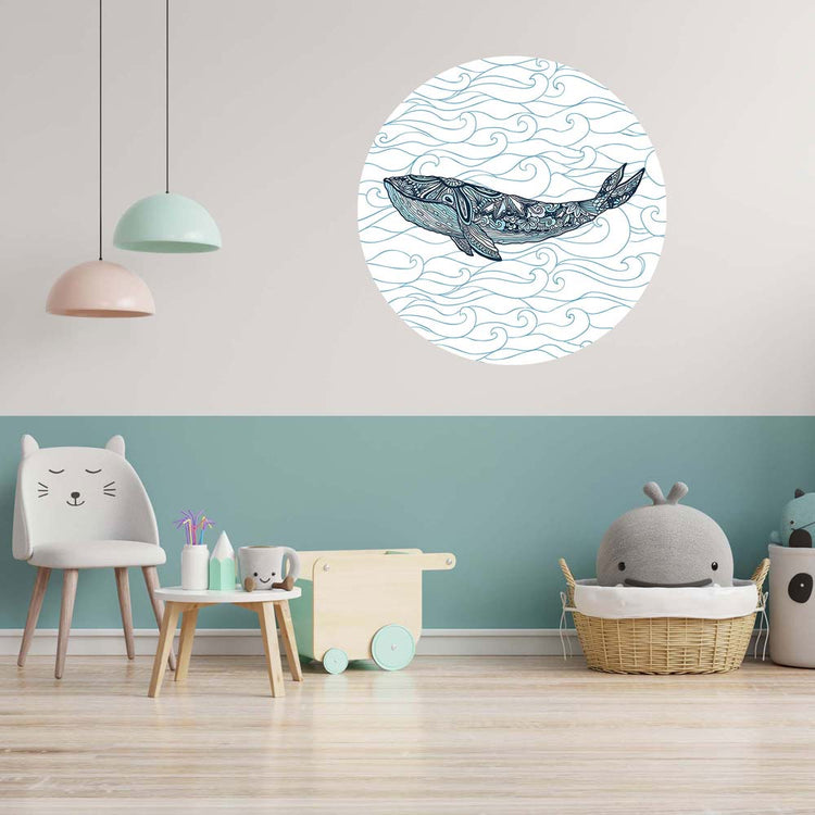 Maritimer Wandsticker mit stilisiertem Wal-Motiv auf Wellenhintergrund. Ideal als dekorative Wandgestaltung im Kinderzimmer oder Spielbereich.