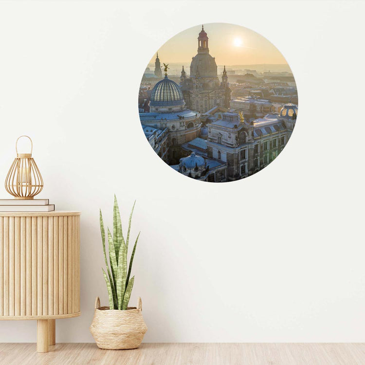 Rundes Wandtattoo mit der Dresdner Frauenkirche bei Sonnenaufgang, stilvoll präsentiert in einem modernen Wohnambiente.
