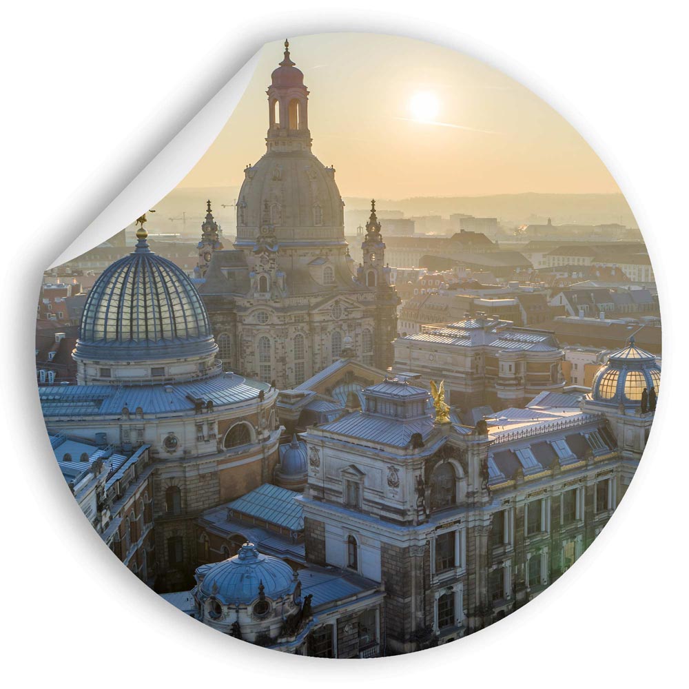 Rundes Wandtattoo mit Blick auf die Frauenkirche in Dresden bei Sonnenaufgang.