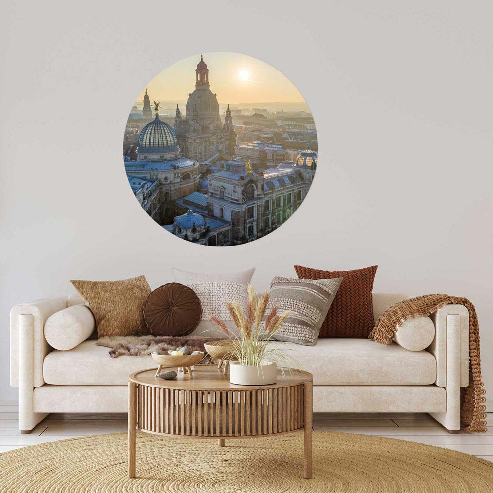 Rundes Wandtattoo mit der Dresdner Frauenkirche bei Sonnenaufgang in einem stilvollen Wohnzimmer.